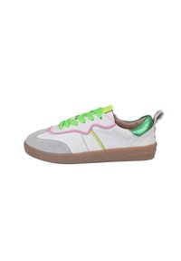 Weiße Turnschuhe mit grünen Schnürsenkeln, rosa Akzenten, grauem Wildlederzehen und metallic-grüner Ferse. Sie verfügen über ein gesticktes Design und eine strukturierte Gummisohle.
