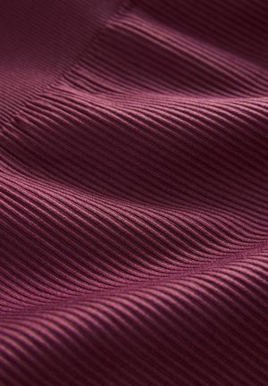 Tejido texturizado en burdeos profundo con un patrón de estriado horizontal, que exhibe una textura suave, ligeramente elevada y lisa en toda la superficie.