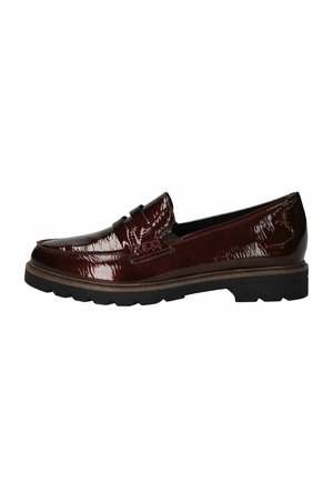 Mocassin en cuir marron foncé brillant avec une semelle épaisse en caoutchouc noir et un petit talon, vue de côté sur fond blanc.