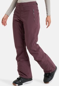 Sněhové kalhoty v bordó barvě, vyrobené z vodoodpudivé tkaniny, s úzkým střihem, předními zipovými kapsami a odolným páskem.