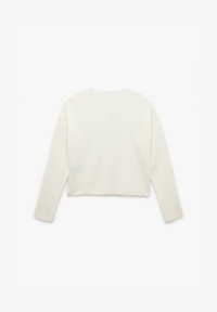 Top recortado de manga larga en suave tejido de color blanco roto. Presenta un escote redondeado, un ajuste relajado y un diseño sencillo y limpio.