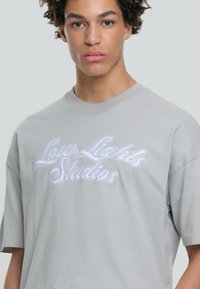 LOW LIGHTS STUDIOS® SHUTTER - Majica kratkih rukava s printom - light grey