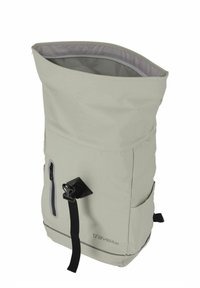 Zaino roll-top impermeabile grigio chiaro con tasca anteriore con zip, tasche laterali, tracolla regolabile e logo del marchio. Texture liscia.