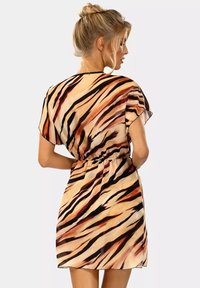 Krótka sukienka z krótkim rękawem z przezroczystego materiału w wzór tygrysiego paskowania w odcieniach brązu, pomarańczy i czerni; elastyczny pas dla dopasowanego wyglądu.