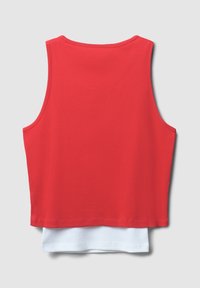 Top rosso senza maniche con una texture liscia, caratterizzato da una vestibilità ampia. Il design a strati mostra un sottogonna bianco che sbuca dall'orlo inferiore.