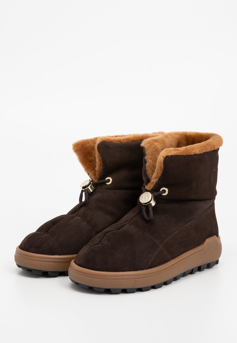 Braune Wildleder-Stiefeletten mit gestepptem Design, Kunstpelzfutter und Gummisohle mit strukturiertem Profil. Dekorative Schnürsenkel und Metallakzente.