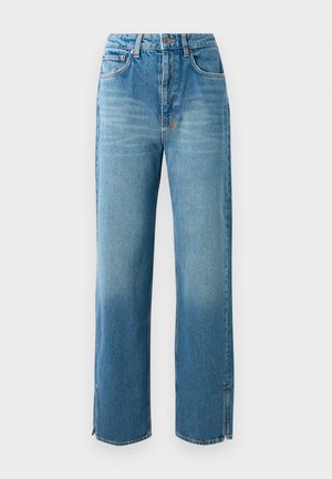 Jeans de mezclilla azul claro con una cintura alta, corte recto y aberturas laterales en el dobladillo. Presenta un diseño tradicional de cinco bolsillos y cierre de botón.