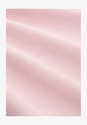 Jasnoróżowa tkanina o fakturze z prążkowanym wzorem, ukazująca miękkie fałdy i subtelny połysk. Materiał wydaje się lekki i gładki.