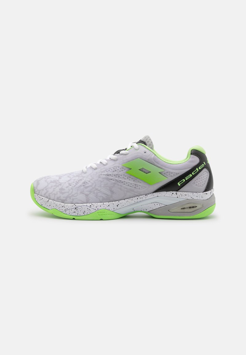 Adidas sportiv de culoare albă, cu un exterior texturat, accente verzi și suport pentru călcâi de culoare neagră. Prezintă o talpă pătata pentru aderență și control.