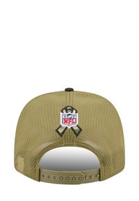 Olivgrüne Mütze aus strukturiertem Stoff, mit gesticktem NFL-Logo und einem Banddesign auf der Rückseite. Verstellbarer Kunststoffriemen.