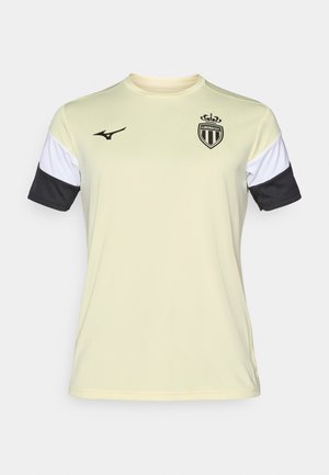 Šviesiai geltona trumpomis rankovėmis sporto marškinėliai su juodais ir baltais akcentais, su juodu logotipu ir karūnos emblema ant krūtinės.