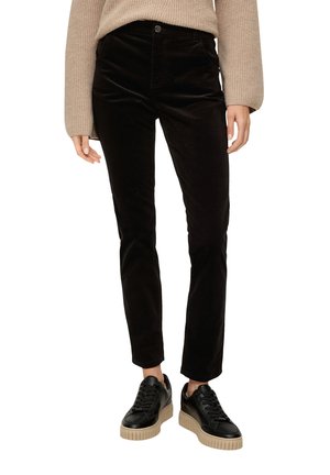 Zwarte corduroy broek met een slim fit, voorzien van een knoopsluiting en zakken, gecombineerd met gestructureerde zwarte sneakers en een beige gebreide trui.
