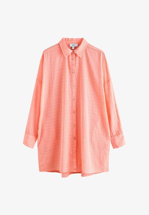 Chemise corail oversize à manches longues avec col et motif à carreaux subtil, présentée sur un fond blanc.