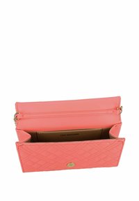 Portafoglio in pelle color corallo rosa con motivo trapuntato, hardware dorato e chiusura a zip. L'interno presenta slot per carte e una stampa del logo.