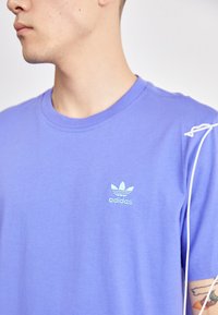 adidas Originals TREFOIL ESSENTIALS - Camiseta estampada - semi blue