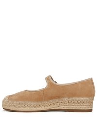 Espadrillas in suede beige con punta chiusa e suola in juta intrecciata. Presentano un lato elasticizzato per una facile calzata e una finitura testurizzata lungo la suola.