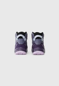 Baskets montantes dans un violet foncé et noir, avec une finition texturée, des accents bleu clair contrastants et une semelle en caoutchouc robuste.