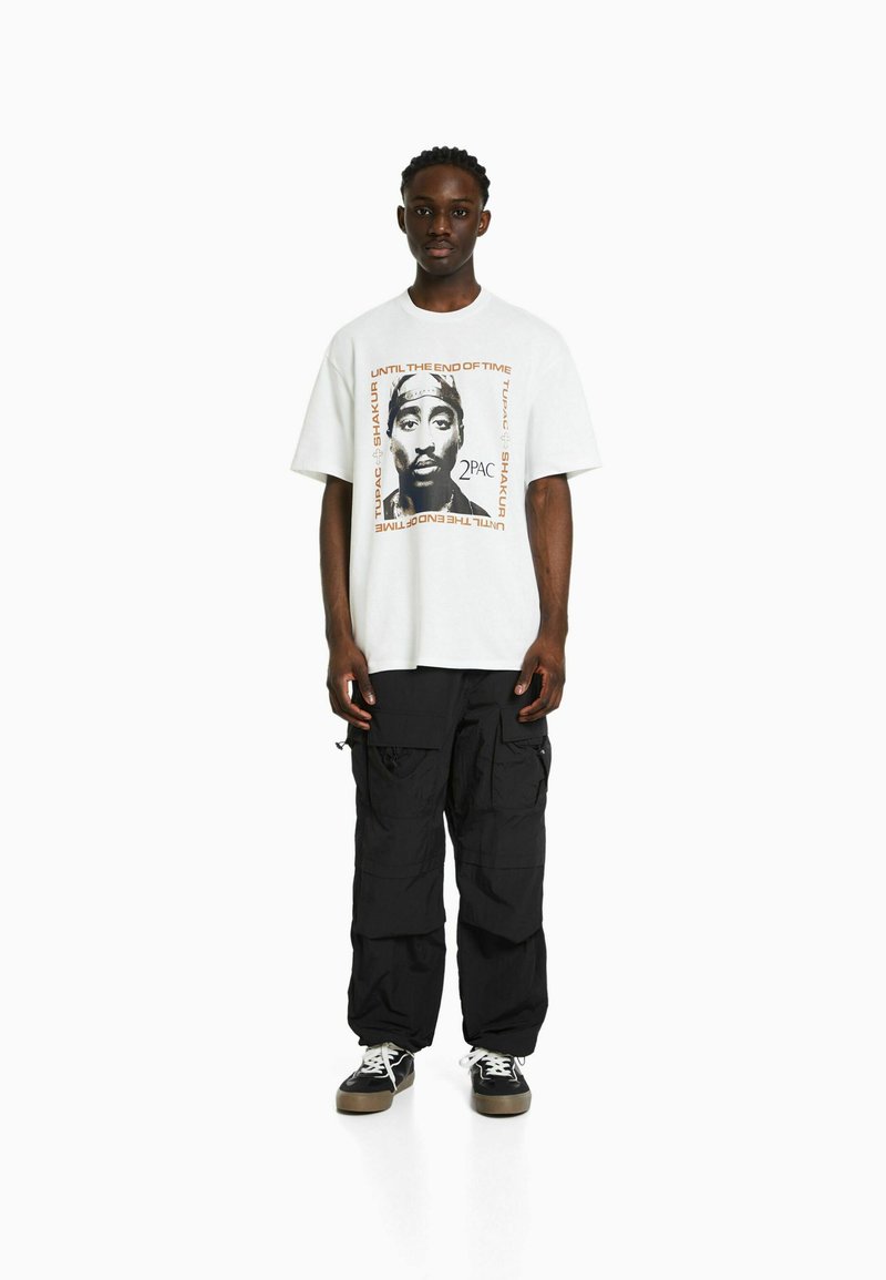 Bershka BOXY FIT SHORT SLEEVE TUPAC TShirt print off white