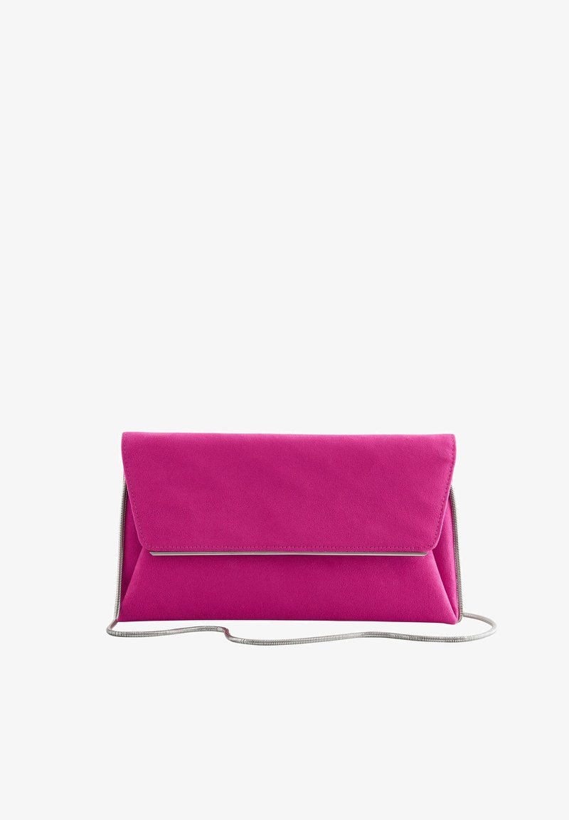 Fuchsia Wildleder-Clutch mit Klappenverschluss, silbernen Hardware-Details und abnehmbarem Kettenriemen. Glatte Textur und rechteckige Form.