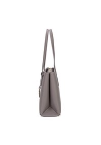Sac à main synthétique gris avec deux fines anses, une base triangulaire, un design structuré, une fermeture zippée sur le dessus et un détail de chaîne décoratif.