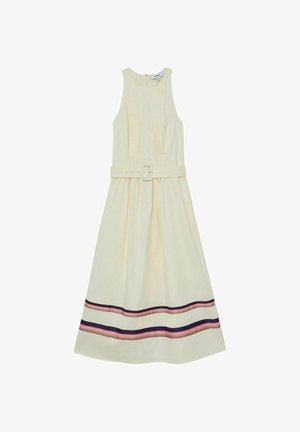 Robe midi crème sans manches avec plis sur le corsage, ceinture assortie à la taille et deux rayures horizontales roses et noires près de l'ourlet.