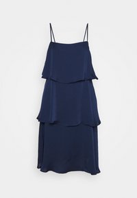 Marinblå lager-på-lager kl änning med justerbara spaghetti-remsor och en mjuk, slät textur. Faller försiktigt nedanför knäet med en luftig silhuett.