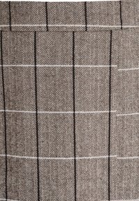 Stoff mit Fischgrätmuster in Braun und Creme, versehen mit schwarzen Akzentstreifen, mit strukturiertem Finish und strukturellen Designelementen.
