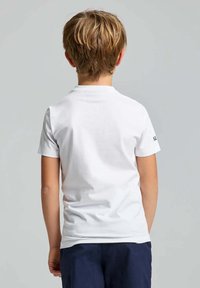 Weißes Baumwoll-T-Shirt mit kurzen Ärmeln, rundem Ausschnitt und glatter Oberfläche. Logo-Detail am linken Ärmel, Ansicht von hinten.