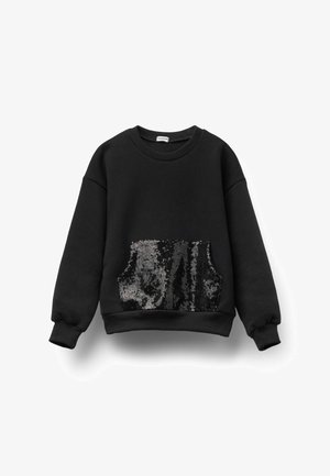 Schwarzer Sweater mit einer glänzenden Pailletten-Fronttasche. Hergestellt aus weichem Stoff, hat er gerippte Bündchen und einen Rundhalsausschnitt und bietet eine lockere Passform.