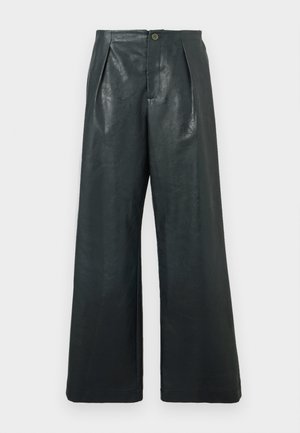 Pantaloni largi din piele neagră, cu o textură netedă, prevăzuți cu închidere frontală cu nasturi și design plisat pentru un plus de detaliu.