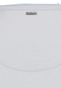 Top in tessuto grigio chiaro con superficie texture, caratterizzato da una cucitura curva sottile e un'etichetta argento "Key Largo" vicino al collo.