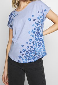TOM TAILOR T-shirt med print - light blue