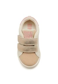 Sneaker beige e rosa con tomaia in materiale sintetico, suola flessibile, due cinturini in velcro e una superficie liscia. Etichetta del logo visibile sulla linguetta.