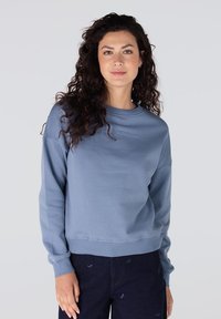 Lichtblauwe sweatshirt met ronde hals, lange mouwen en geribbelde manchetten. Kenmerkt zich door subtiele reliëfbranding op de voorkant. Gladde textuur.