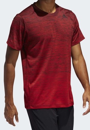 Rotes sportliches T-Shirt mit kurzen Ärmeln, strukturiertem Stoff, rundem Halsausschnitt, dezentem Verlaufsmuster und dem Adidas-Logo auf der oberen linken Seite.