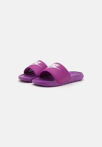 Sandales de style slide violettes avec une large lanière arborant un logo, une semelle intérieure texturée et une semelle en caoutchouc plate. Design simple et matériau léger.