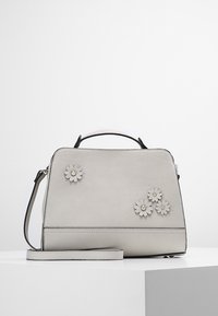 Harmaa nahkakäsilaukku rakenteellisella muodolla, jossa on kolme kohokuvioitua kukkaaksenttia ja irrotettava olkahihna.