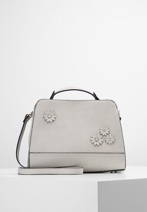 Harmaa nahkakäsilaukku rakenteellisella muodolla, jossa on kolme kohokuvioitua kukkaaksenttia ja irrotettava olkahihna.