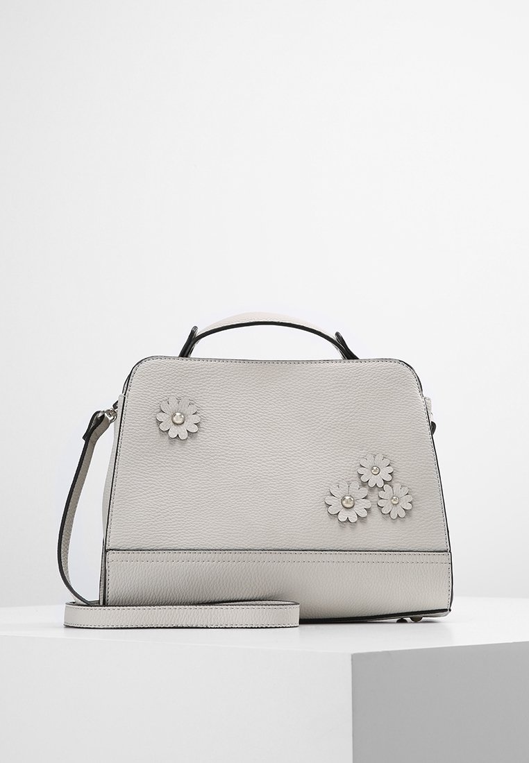 Harmaa nahkakäsilaukku rakenteellisella muodolla, jossa on kolme kohokuvioitua kukkaaksenttia ja irrotettava olkahihna.