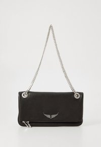 Geantă de mână din piele neagră cu finisaj texturat, curea cu lanț argintiu și un emblemă cu aripi în față. Are un fermoar la bază.