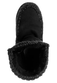 Stivale alla caviglia nero in lana con una texture morbida, dotato di un bordo cucito e di un risvolto. L'interno sembra morbido e caldo.