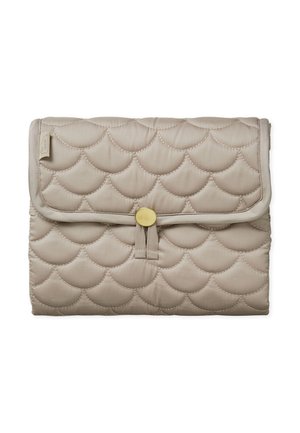 Bézs steppelt vászon borítéktáska, hullámos varrással, lekerekített fedéllel és központi arany gombos záródással.