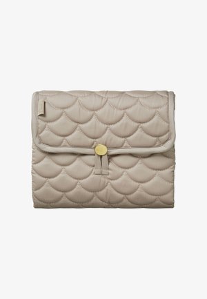 Bēša kviltēta auduma rokassoma ar scallop veida šuvēm, noapaļotu pārsegu un centrālu zelta pogas aizdari.