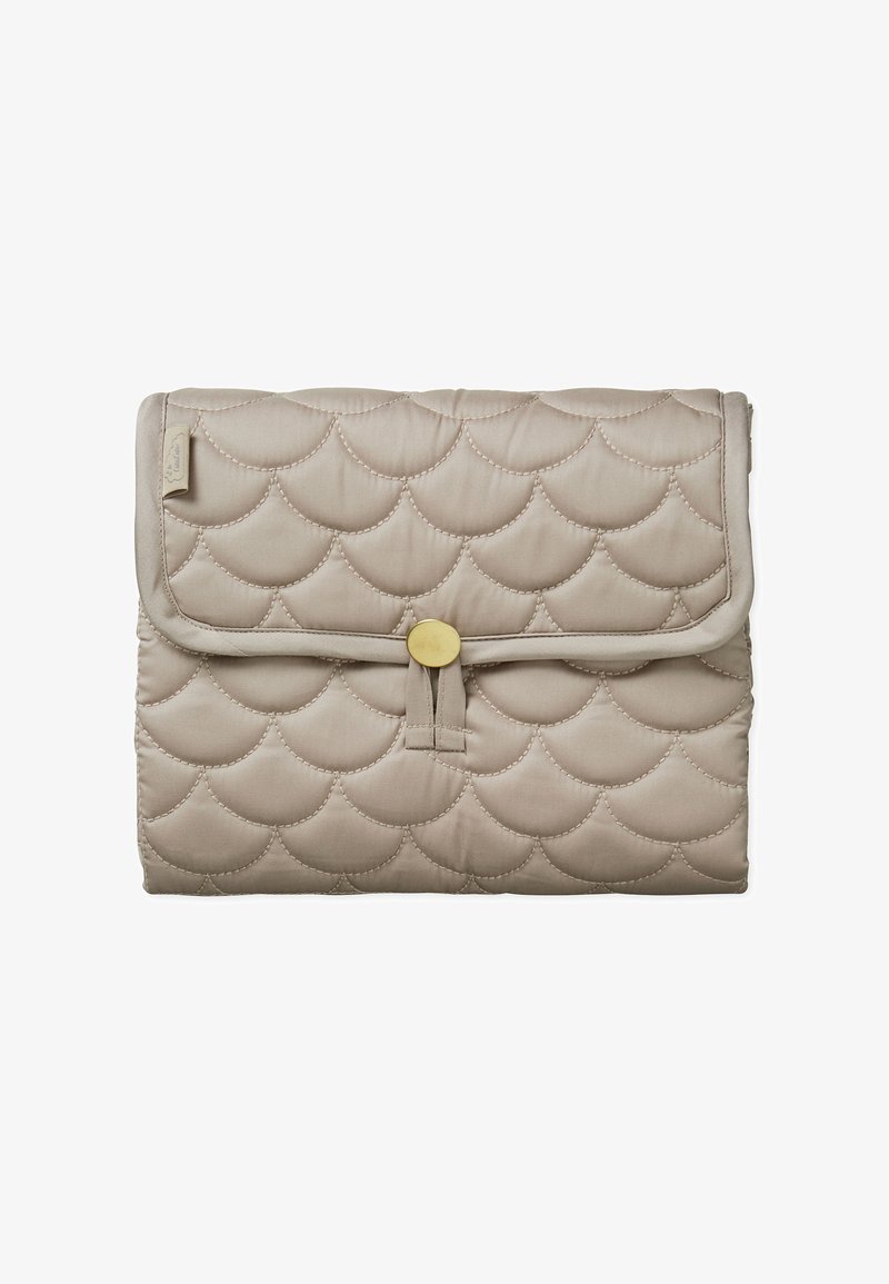 Plic bej din material matlasat, cu cusături în formă de valuri, clapetă rotunjită și închidere centrală cu buton auriu.