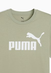 Olivenfarvet bomulds t-shirt med klassisk rund hals, prydet med et stort hvidt "PUMA"-logo og en springende puma grafik.