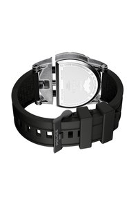 Črn gumijast pašček za uro z strukturirano površino, srebrna ohišje iz nerjavnega jekla in vgraviran logotip na hrbtni strani, z možnostjo nastavljivega zapiranja.