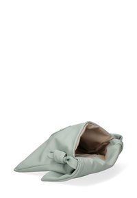 Borsa verde chiaro, morbida al tatto, con dettaglio annodato. Design aperto che mostra un interno beige. Non presenta hardware visibile o motivi.