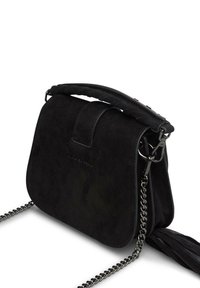 Czarna zamszowa torba na ramię z plecionym uchwytem u góry, łańcuszkowym paskiem i detalem w postaci frędzli. Posiada zapięcie na klapę oraz tłoczone logo marki.