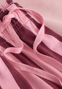 Bawełniane szorty w różowo-bordowy wzór w paski, z marszczonym pasem i ozdobnym wiązaniem z miękkiego materiału.