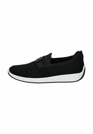 Chaussure slip-on en textile noire avec une semelle blanche contrastante, présentant une sangle à l'avant et un détail de boucle, un dessus texturé et un design à bout arrondi.